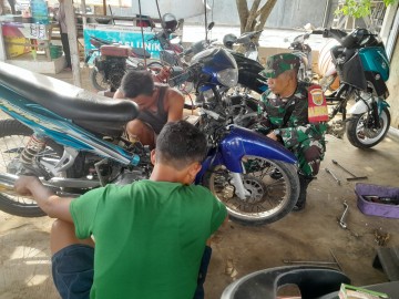 Babinsa Koramil 406-08/Lubuk Linggau Tekankan Kepuasan Konsumen Bersama Pemilik Bengkel Motor