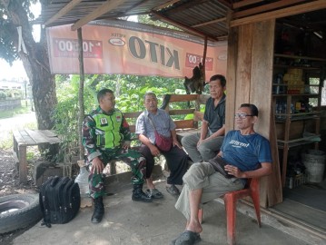 Babinsa Koramil 406-02/Rawas Ilir Laksanakan Komsos dengan Warga Desa Setia Marga