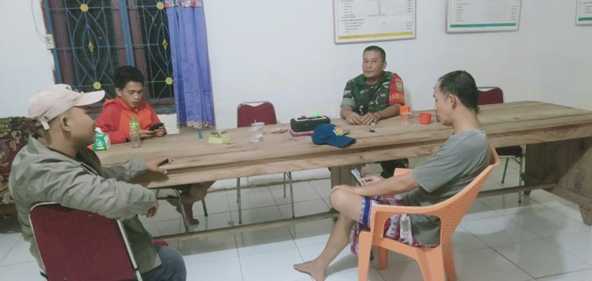 Babinsa Koramil 406-04/Muara Lakitan Laksanakan Komsos Bersama Sekdes dan Perangkat Desa Semanggus Lama