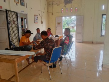 Komsos Babinsa Koramil 406-05/Muara Kelingi Bersama Perangkat Desa Teladan