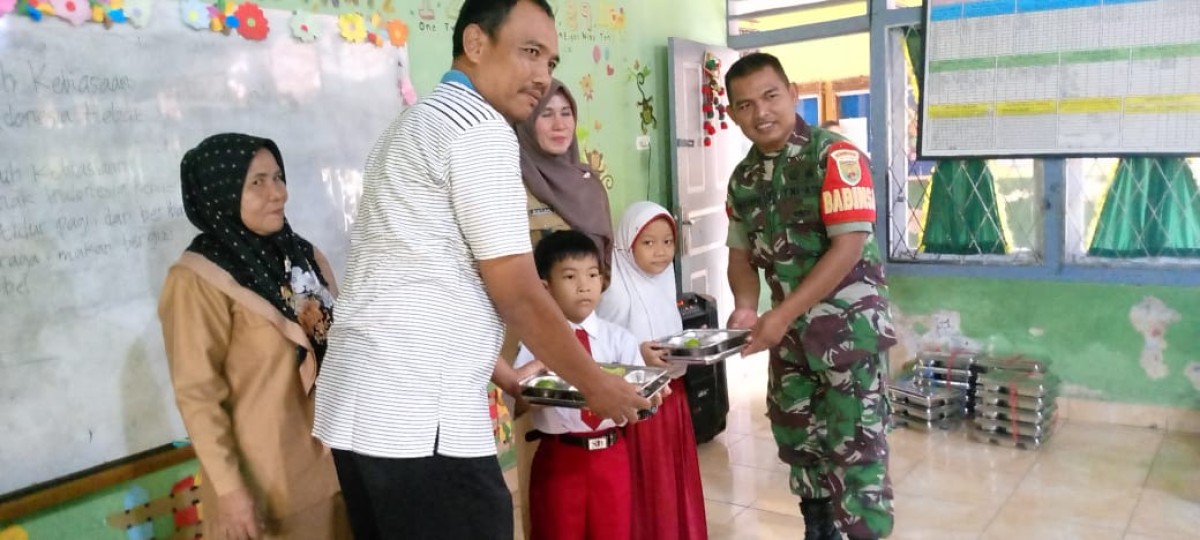 Dukung dan Sukseskan Program Makan Bergizi Gratis Babinsa Koramil 406-10/Lubuk Linggau Timur Dampingi Kegiatan MBG