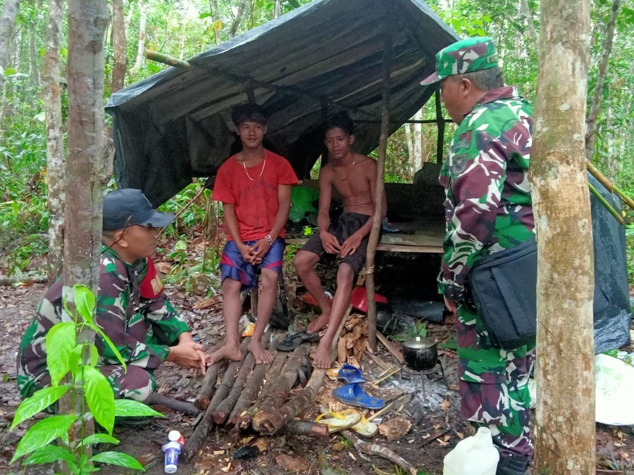Babinsa Koramil 406-01/Rawas Ulu Tingkatkan Kepedulian Lingkungan Bersama Suku Anak Dalam