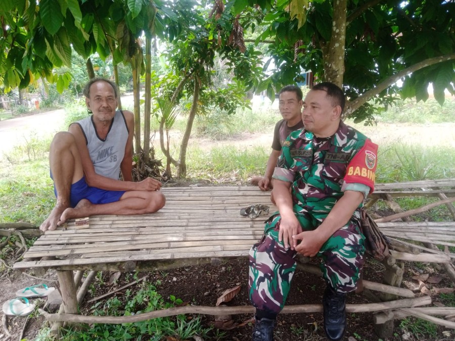 Babinsa Koramil 406-07/Jayaloka Jalin Komsos dengan Warga Desa Ciptodadi 2