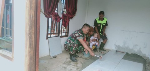 Babinsa Koramil 406-04/Muara Lakitan Bantu Renovasi Rumah Warga di Desa Semanggus Baru