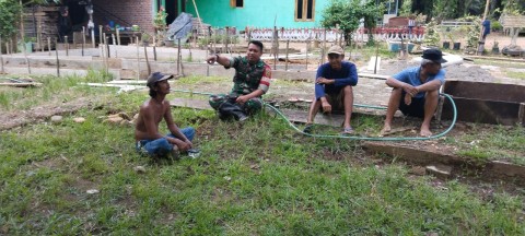 Pemanfaatan Waktu yang Tepat, Babinsa Komsos dengan Para Pekerja Bangunan yang Tengah Beristirahat