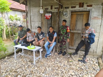 Babinsa Koramil 406-03/Rupit Bersama Bhabinkamtibmas Gelar Komsos di Desa Noman Baru