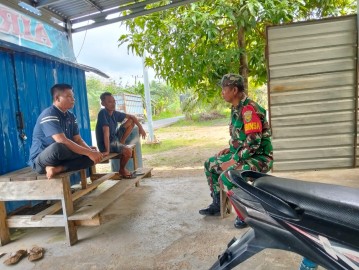 Babinsa Koramil 406-02/Rawas Ilir Tingkatkan Keharmonisan Melalui Komsos di Desa Beringin Makmur II