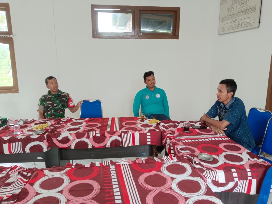 Babinsa Koramil 406-07/Jayaloka Serda YD Ade Jalin Komsos dengan Kepala Desa Purwodadi Bapak Agung