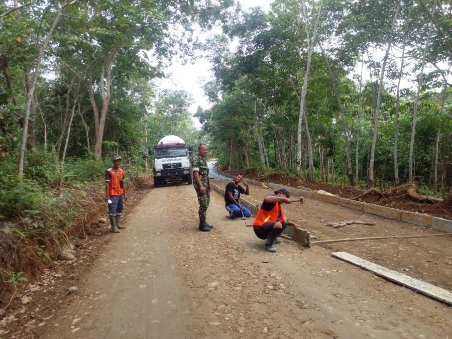 Babinsa Koramil 406-08/Lubuk Linggau Monitoring Pengecoran Jalan di Wilayah Binaan