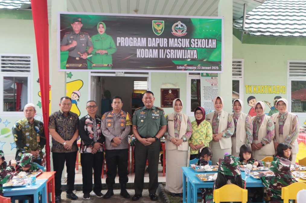 KEGIATAN PROGRAM DAPUR SEKOLAH DAN VIDCON BERSAMA KETUA PERSIT KARTIKA CHANDRA KIRANA PD II/SRIWIJAYA
