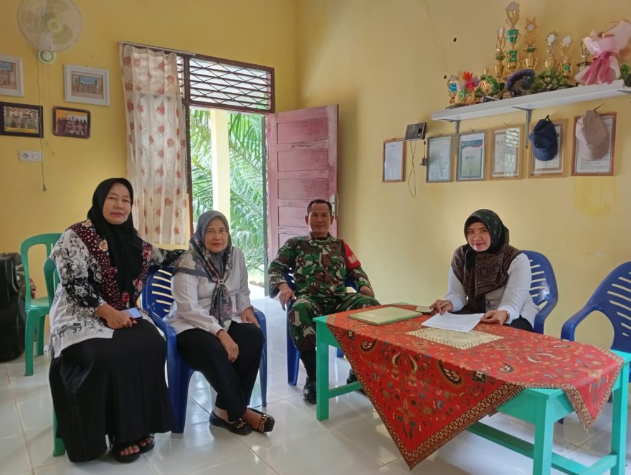 Babinsa Koramil 406-01/Rawas Ulu Laksanakan Komsos dengan Guru SD Telekom Bahas Program Srigernas