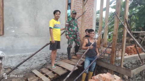Babinsa Koramil 406-05/Muara Kelingi Bantu Proses Pembangunan Rumah Warga, Pererat Kebersamaan dan Kuatkan Gotong Royong