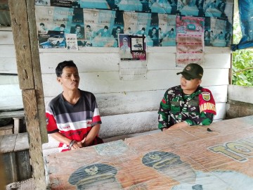 Babinsa Koramil 406-02/Rawas Ilir Komsos dengan Warga Binaan di Desa Pauh