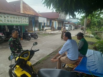 Babinsa Koramil 406-06/Tugumulyo Serma Didik Jalin Keakraban dengan Tokoh Pemuda di Kelurahan Srikaton