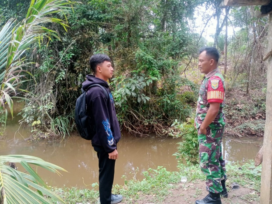 Babinsa Koramil 406-07/Jayaloka Aktif Lakukan Pengecekan Debit Air di Wilayah Rawan Banjir