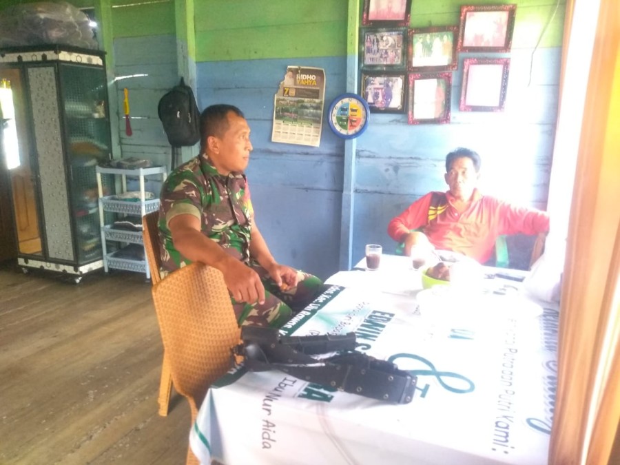 Babinsa Koramil 406-01/Rawas Ulu Laksanakan Komsos dengan Kadus Bahas Keamanan Desa