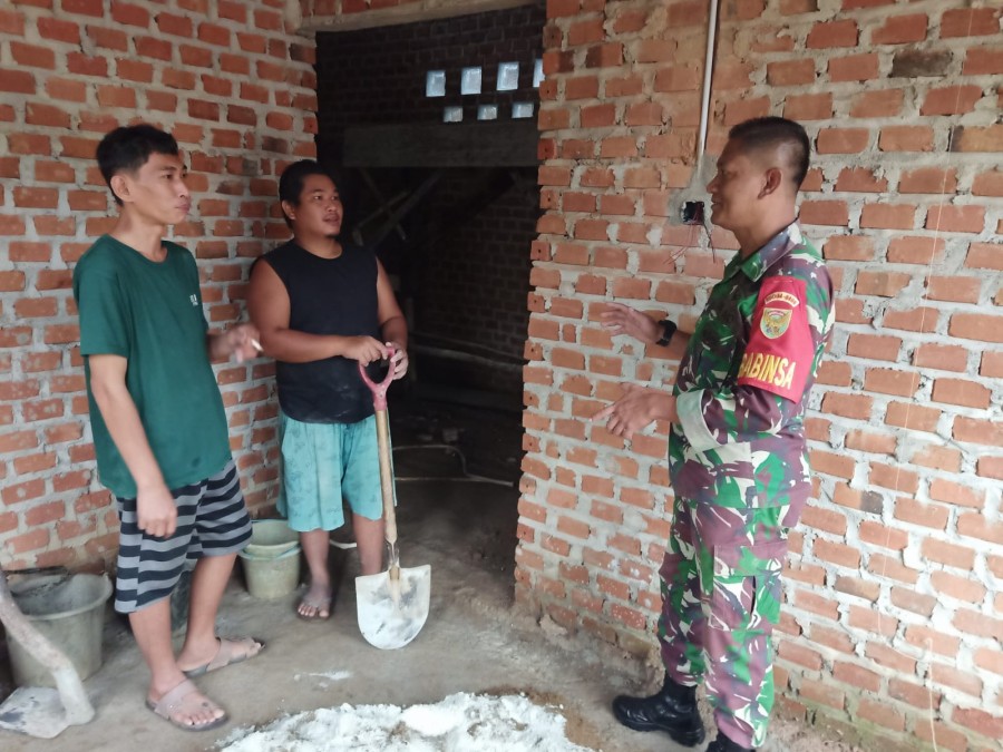 Babinsa Koramil 406-03/Rupit Sertu Imam Supriadi Laksanakan Komsos dengan Masyarakat Desa Sukamenang