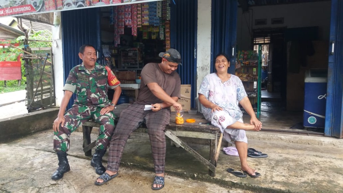 Babinsa Koramil 406-01/Rawas Ulu Laksanakan Komsos Bahas Kemajuan Desa Sukomoro