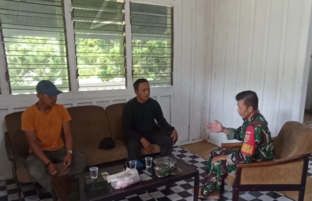 Babinsa Koramil 406-04/Muara Lakitan Jalin Komsos dengan Masyarakat, Berikan Himbauan Kamtibmas