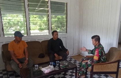 Babinsa Koramil 406-04/Muara Lakitan Jalin Komsos dengan Masyarakat, Berikan Himbauan Kamtibmas