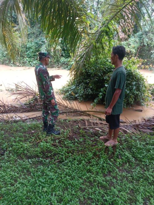 Babinsa Koramil 406-07/Jayaloka Aktif Cegah Dini dan Deteksi Dini Banjir di Wilayah Rawan