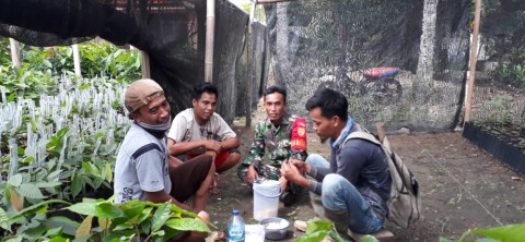 Serka Bambang Babinsa Koramil 406-04/Muara Lakitan Jalin Silaturahmi dengan Petani di Desa Pagar Ayu