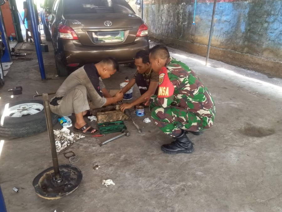 Babinsa Koramil 406-06/Tugumulyo Jalin Keakraban Melalui Komsos di Bengkel Warga