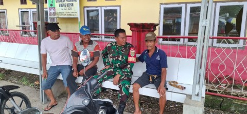 Babinsa Koramil 406-01/Rawas Ulu Laksanakan Komsos Tentang Kebersihan Lingkungan dan Keamanan Desa