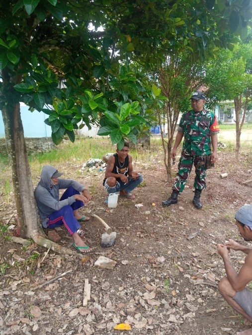 Sertu Yusuf, Babinsa Koramil 406-07/Jayaloka, Jalin Komsos Ingatkan Kamtibmas di Wilayah