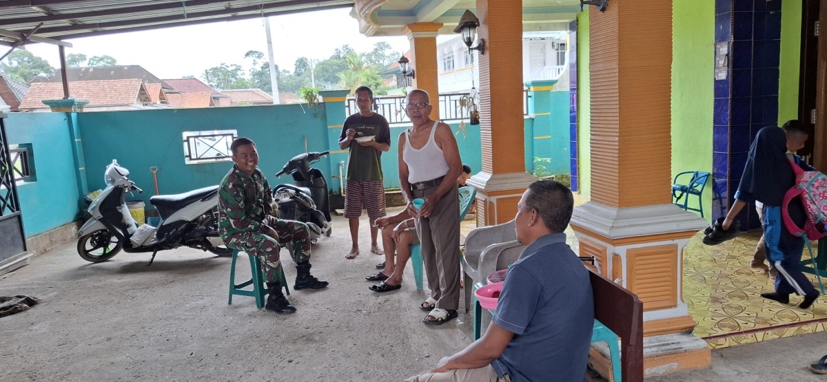 Babinsa Koramil 406-01/Rawas Ulu Laksanakan Komsos di Desa Lesung Batu Muda