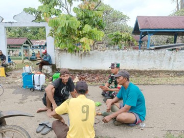 BABINSA KORAMIL 406-07/JAYALOKA SERDA YD ADE HERMAWAN GOTONG ROYONG BERSAMA MASYARAKAT MEMBERSIHKAN LINGKUNGAN MAKAM