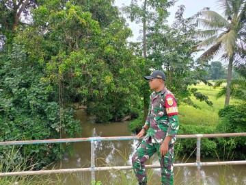 BABINSA KORAMIL 406-06/TUGUMULYO CEGAH BANJIR DAN TANAH LONGSOR, AKTIF LAKUKAN PENGECEKAN DEBIT AIR