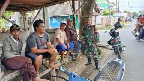 Babinsa Koramil 406-08/Lubuklinggau Tingkatkan Kemanunggalan TNI dan Rakyat Melalui Komsos