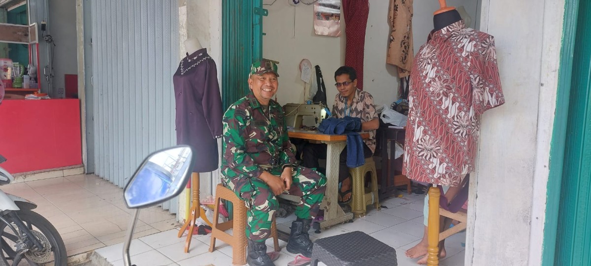 Babinsa Koramil 406-08/Lubuklinggau Laksanakan Komsos Bersama Penjahit Bahas Kenaikan Pajak 12%