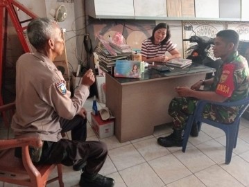 Tingkatkan Komunikasi Aktif, Babinsa Koptu Riwanto Simanjuntak Bersama Bhabinkamtibmas Laksanakan Komsos dengan Pemilik Toko Bangunan