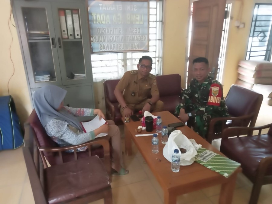 Babinsa 0406-06/Tugumulyo, Serka Adi Purnomo Jalin Komsos dengan Masyarakat dan Perangkat Desa di Desa Sitiharjo