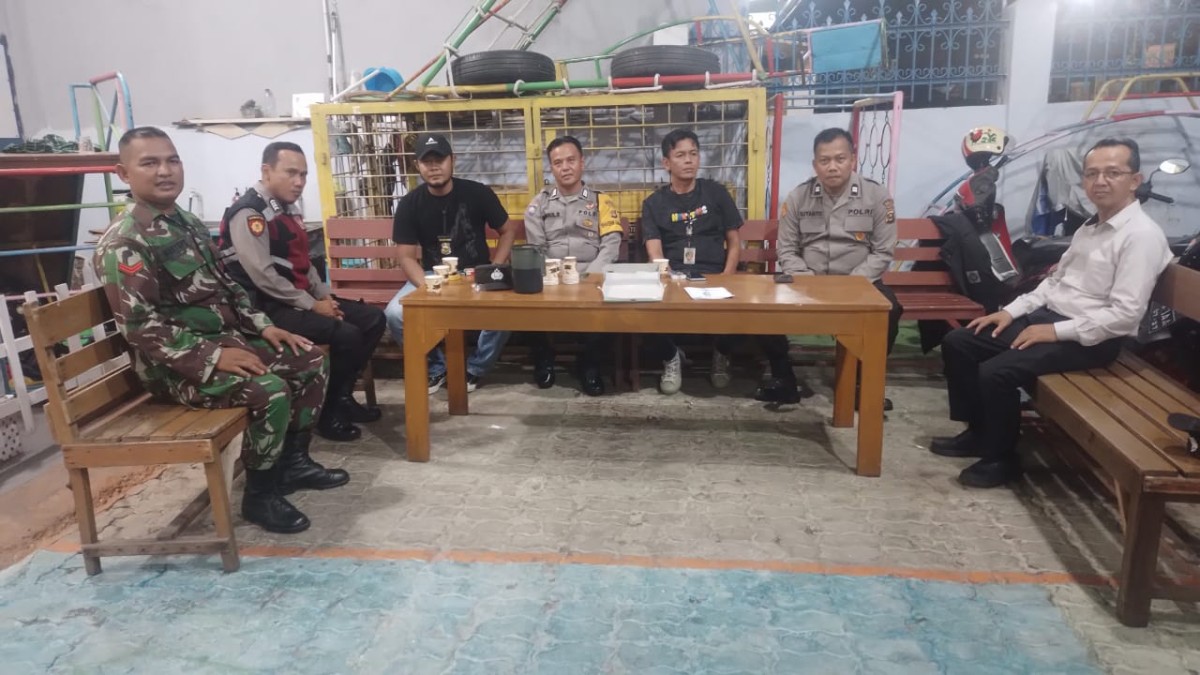 Babinsa Koramil 406-10/Lubuk Linggau Timur Bersinergi Dengan Kepolisian Amankan Ibadah Dimalam Pergantian Tahun