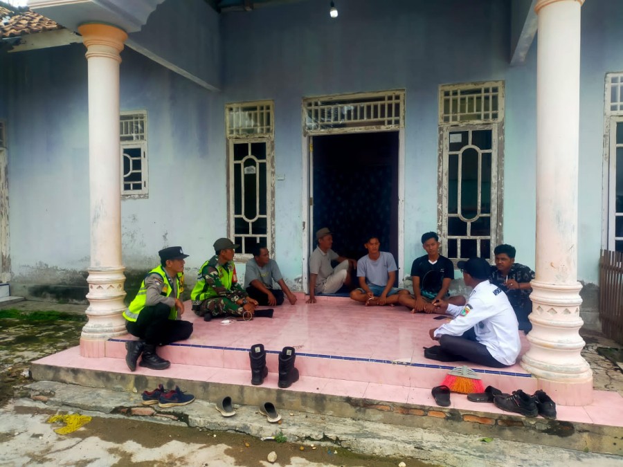 Babinsa Koramil 406-04/Muara Lakitan dan Bhabinkamtibmas Silaturahmi dengan Warga Desa Sumber Rejo
