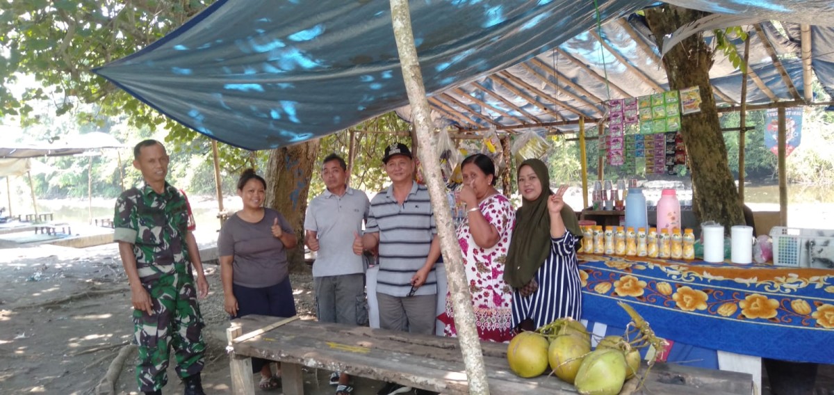 Babinsa Serma Suwartono Ingatkan Pedagang Jajanan dan Es Kelapa Muda untuk Jaga Kebersihan Lingkungan