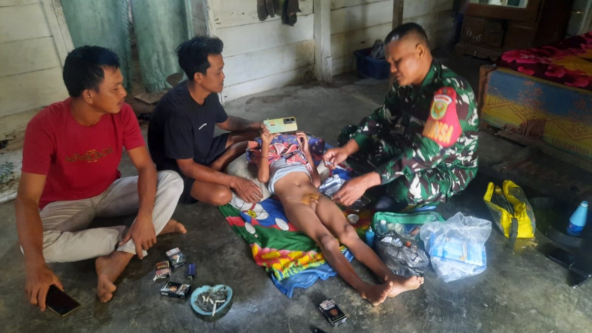 Babinsa Koramil 406-05/Muara Kelingi Melakukan Sirkumsisi Anak Bapak Slamet