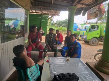 BABINSA KORAMIL 406-04/MUARA LAKITAN JALIN KOMSOS DENGAN MASYARAKAT, IMBAU KAMTIBMAS DI DESA TRAN SUBUR