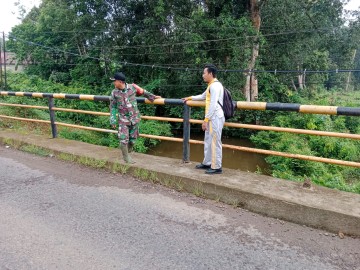 Sertu M. Daud, Babinsa Koramil 406-07/Jayaloka, Aktif Pantau Debit Air Sungai Temelat untuk Cegah Banjir