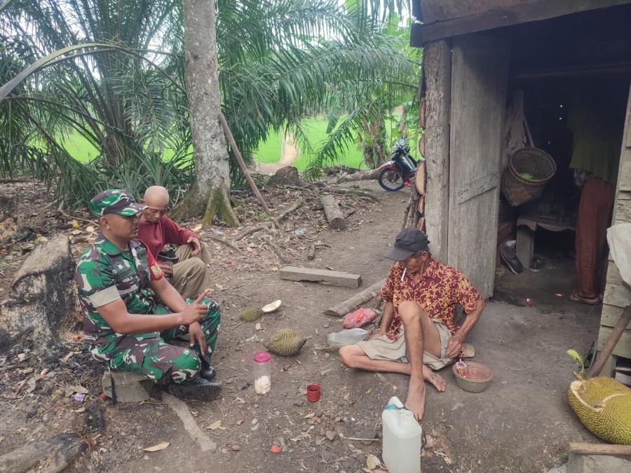 Babinsa Koramil 406-09/Terawas Laksanakan Komsos di Wilayah Binaan