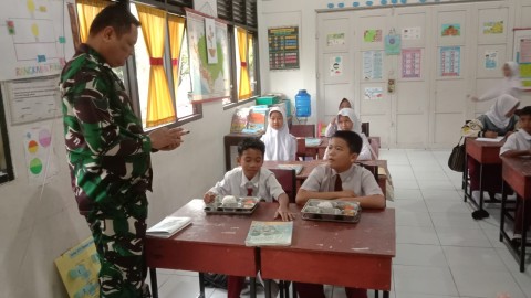 Serka Didik Babinsa Koramil 406-06/Tugumulyo Dukung Program Pemerintah dengan Pemantauan Makan Bergizi di SD Negeri B Srikaton
