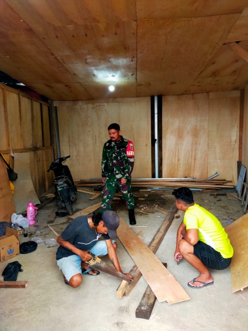 Babinsa Serda Atuloo Waruwu Berpartisipasi dalam Pembangunan Warung Kopi Milik Bapak Sulistino