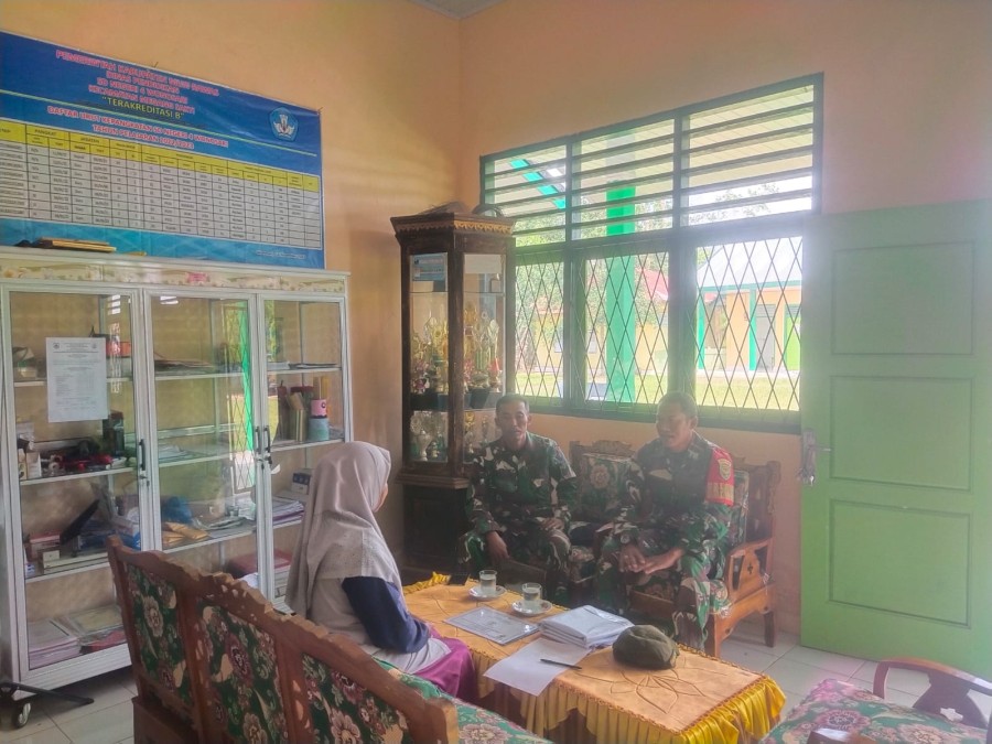 Babinsa Koramil 406-04/Muara Lakitan Sertu Tugianto Jalin Silaturahmi dengan Kepala Sekolah SDN 4 Wonosari