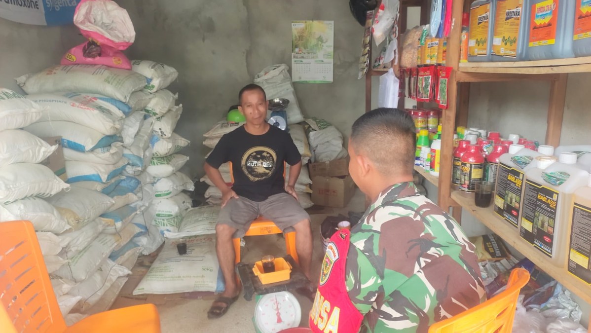 BABINSA KORAMIL 406-07/JAYALOKA SAMBANGI PENJUAL OBAT DAN PUPUK PERTANIAN DI DESA YUDA KARYA BAKTI