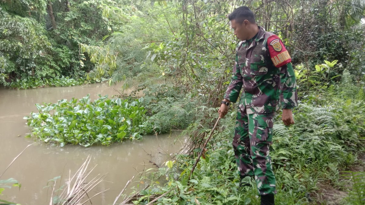 BABINSA KORAMIL 406-06/TUGUMULYO CEGAH BANJIR DI WILAYAH RAWAN DENGAN MELAKUKAN PENGECEKAN SUNGAI