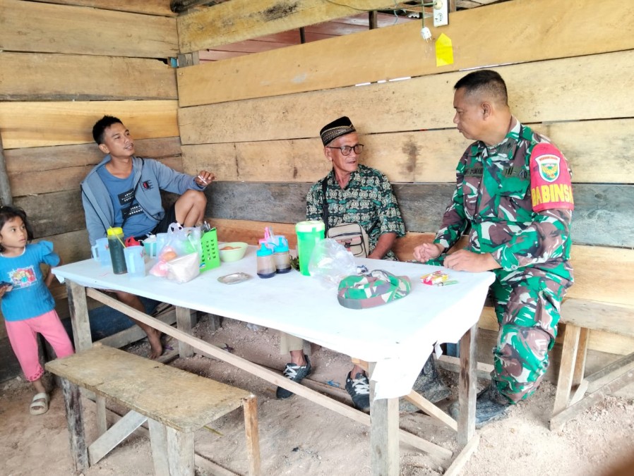 Babinsa Koramil 406-02/Rawas Ilir Laksanakan Komsos di Desa Beringin Makmur 2