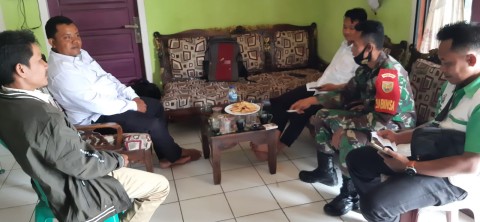 Serka Bambang Babinsa Koramil 406-04/Muara Lakitan Jalin Komsos dengan Tokoh Masyarakat di Desa Pager Ayu